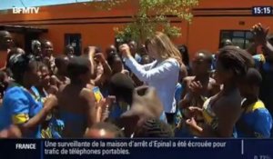 Valérie Trierweiler danse avec les enfants en Afrique