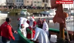 Vannes (56). L'arrivée du Père Noël par bateau