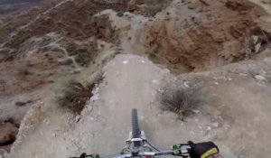 Kelly McGarry fait un Backflip au dessus d'un canyon de 22 mètres de long