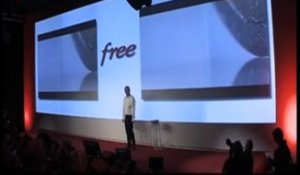 Free Mobile. Xavier Niel offre des forfaits à 2€ aux personnes dans la salle