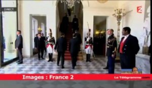 Investiture. La poignée de main entre Nicolas Sarkozy et François Hollande