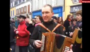 Douarnenez. Marée trad' devant les halles