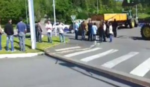 Brest. Les agriculteurs bloquent le centre commercial Carrefour