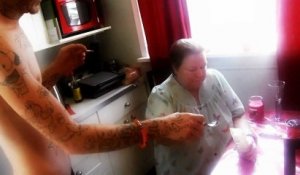Mamie de 60 ans fait le défi de la cannelle #FAIL
