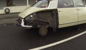 Une Citroën DS sur 3 roues