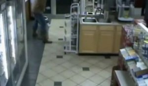 Urgent... Pipi! Ce gars bourré décide de se soulager dans une poubelle au milieu du magasin!