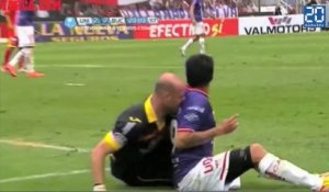 Un footballeur mord un adversaire en plein match