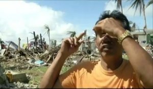 Philippines : Guiuan, première ville frappée par le typhon, reçoit enfin de l'aide