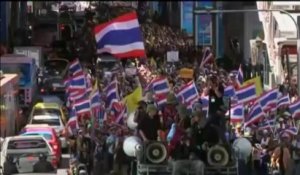 En Thaïlande, les manifestants coupent l'électricité au siège de la police