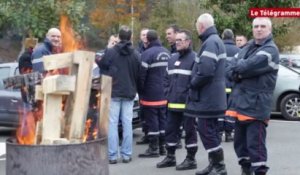 Quimper. 120 pompiers manifestent pour des créations d'emplois
