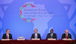 Centrafrique : Hollande veut "désarmer toutes les milices et groupes armés"