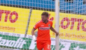 Football : Florian Trinks marque de la main puis demande à l'arbitre de refuser le but