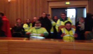 Les grévistes s'installent en salle des sessions au conseil général de la Manche