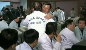 Mission lunaire chinoise : scène de joie dans la salle de contrôle