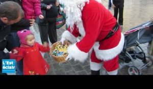 Le Père-Noël distribue des bonbons dans les rues de Troyes