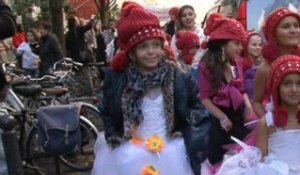 Mini-miss à Paris: les fillettes vêtues d'un bonnet rouge - 14/12