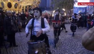 Saint-Brieuc. Les dompteurs de feu enflamment les rues du centre-ville