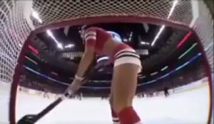 Hockey sur glace : une "Icegirl" des Chicago Blackhawks oublie un peu trop la caméra