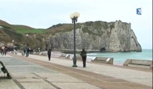 Etretat  se prépare aux rafales de vent