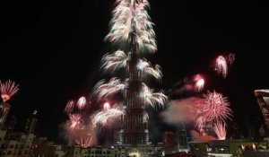 Record de Feu d'Artifices sur le Burj Khalifa à Dubai!! Nouvel An 2014