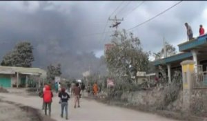 En Indonésie, l'éruption du volcan Sinabung ne faiblit pas