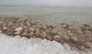 Boules de Glace géantes au bord du lac Michigan!