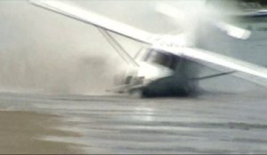 Le décollage raté d'un petit avion sur une plage de Nouvelle-Zélande