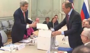 John Kerry offre deux pommes de terre à Sergueï Lavrov