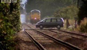 Crash-test : quand un train fonce dans une voiture à toute vitesse !