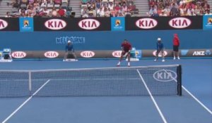 Andy Murray rate un service et frôle son adversaire!