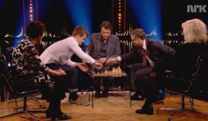 Skavlan Magnus Carlsen VS Bill Gates - Une parti d’Échecs de 90 sec!