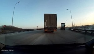 Un camion perd sa remorque