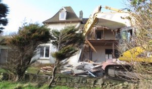 Wimereux : démolition d'une maison au bord de la falaise