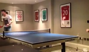 Robin Van Persie est capable de jouer au ping-pong avec deux balles