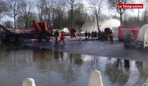 Saint-Nicolas de Redon (44). Les pompiers pompent l'eau d'un centre commercial