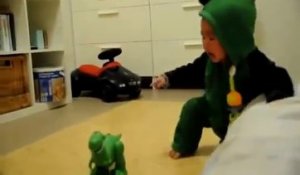 Bebé trop mignon à  peur des dinosaures!
