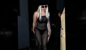 Lady Gaga porte une combinaison en bas résille dans des températures glaciales