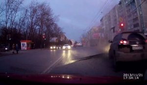 En Russie, la route explose sous une voiture