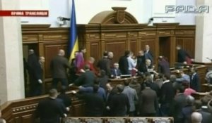 Ukraine : des députés se battent en pleine session du Parlement à Kiev