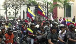 Venezuela : des milliers de motards pro-gouvernement défilent à Caracas