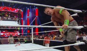 WWE : John Cena se fait défoncer par la famille Wyatt : 3 contre 1