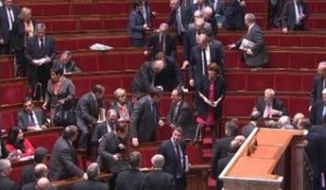 Agacés par une remarque de Valls à Goasguen, les députés de droite quittent l'Assemblée - 25/04