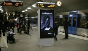 Un panneau publicitaire qui interagit avec le métro! Les cheveux au vent!
