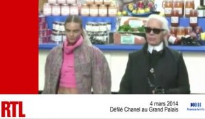 VIDÉO - Karl Lagerfeld fait ses courses au Grand Palais