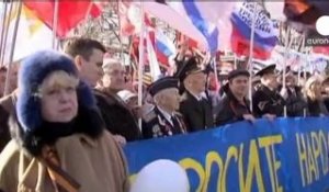 Manifestations à Moscou et Simféropol pour ou contre le rattachement de la Crimée