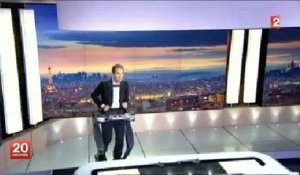 Un journaliste de France 2 essaie un exosquelette lors du JT de 20h