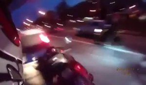Gros Road rage bien violent entre 2 motos et une voiture...