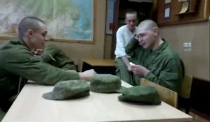 Un idiot de l'armée russe se prend des coups de cuillère!