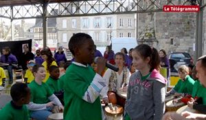 Saint-Brieuc. 150 enfants ont diffusé leurs messages de paix