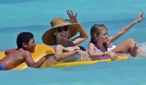 Heidi Klum en bikini aux Bahamas fait des vagues avec sa famille